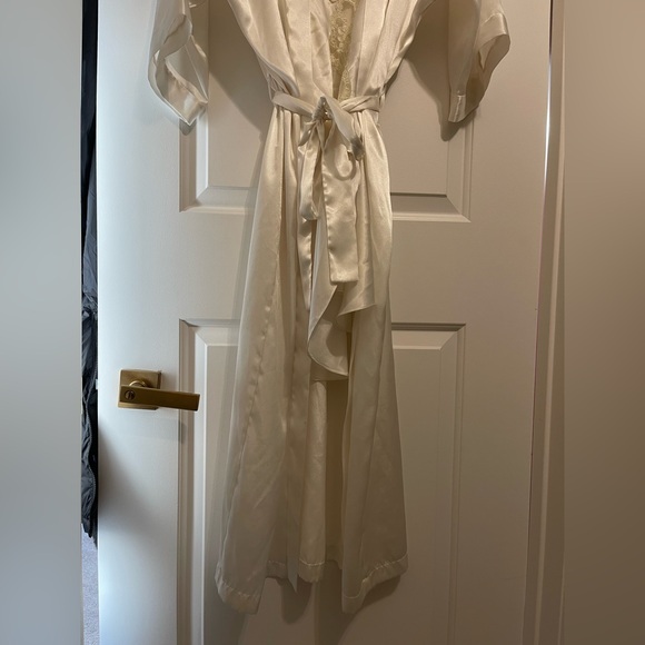 Elegant  Nightgown & Robe - Picture 5 of 6